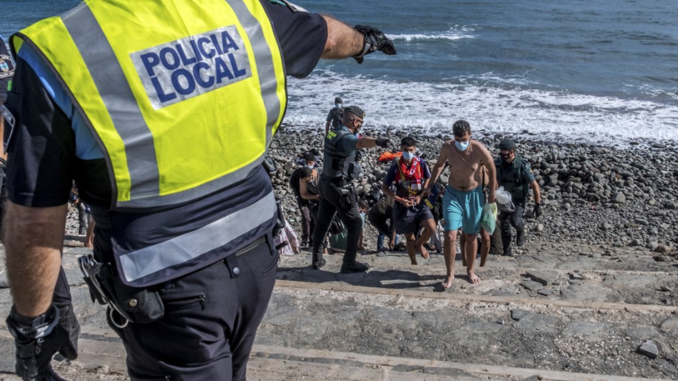 Migranter tas om hand av spansk polis efter att ha ankommit till Kanarieöarna i november 2020. Arkivfoto.