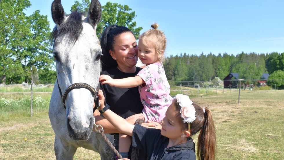 Josefina Gunnarsson tillsammans med döttrarna Gerda 2,5 år och Greta, 7 år. "Tjejerna är uppväxta med det här och hästar och tävlingar är livet för dem med".