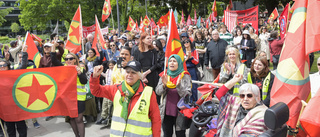 Tätt med PKK-flaggor under Nato-protest