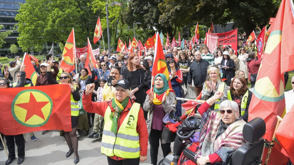 Tätt med PKK-flaggor under Nato-protest i Stockholm i helgen.