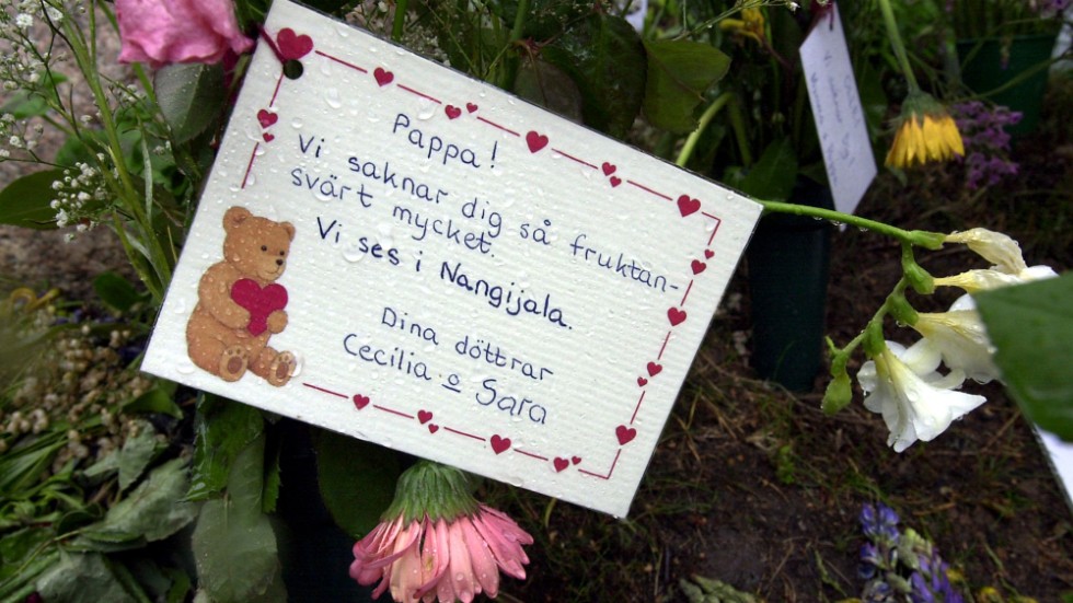 På årsdagen av polismorden i Malexander hölls en minneshögtid den 28 maj 2000. Döttrarna Cecilia och Sara lämnade en hälsning. Arkivbild.