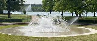 Här testar de nya fontänen i stadsparken