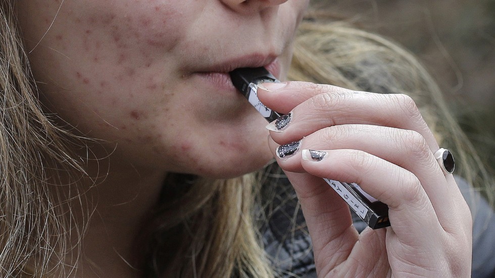 Region Kalmar varnar nu för att användningen av e-cigaretter och vitt snuns ökat markant hos ungdomar. 