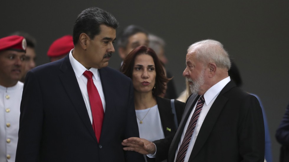Brasiliens president Luiz Inácio Lula da Silva talar med Venezuelas ledare Nicolás Maduro i palatset Itamaraty i Brasilia.