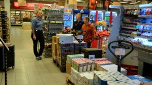 Utmaningen: De ska klara sig ett år utan att handla