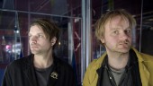 Hästpojken åker ut och spelar