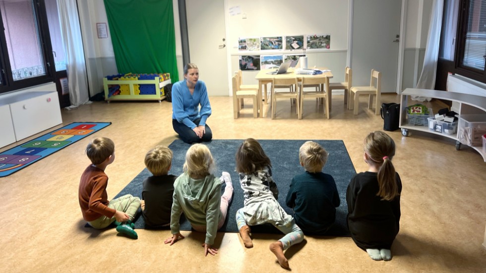 Maria Gunnarsson, projektledare för lekplats-renoveringen, besökte förskolan Rödluvan för att berätta om de förslag på lekplatser som barnen därefter fick rösta om. 