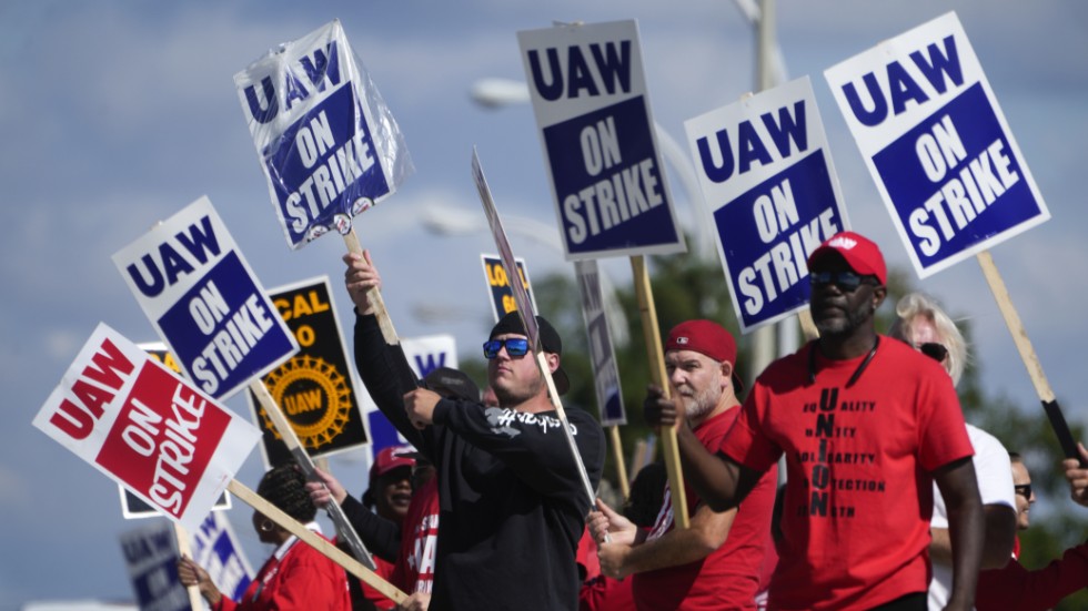 Bilarbetare anslutna till fackförbundet United Auto Workers (UAW) strejkar sedan den 15 september. Bilden togs utanför Fords anläggning i Wayne i Michigan förra veckan.