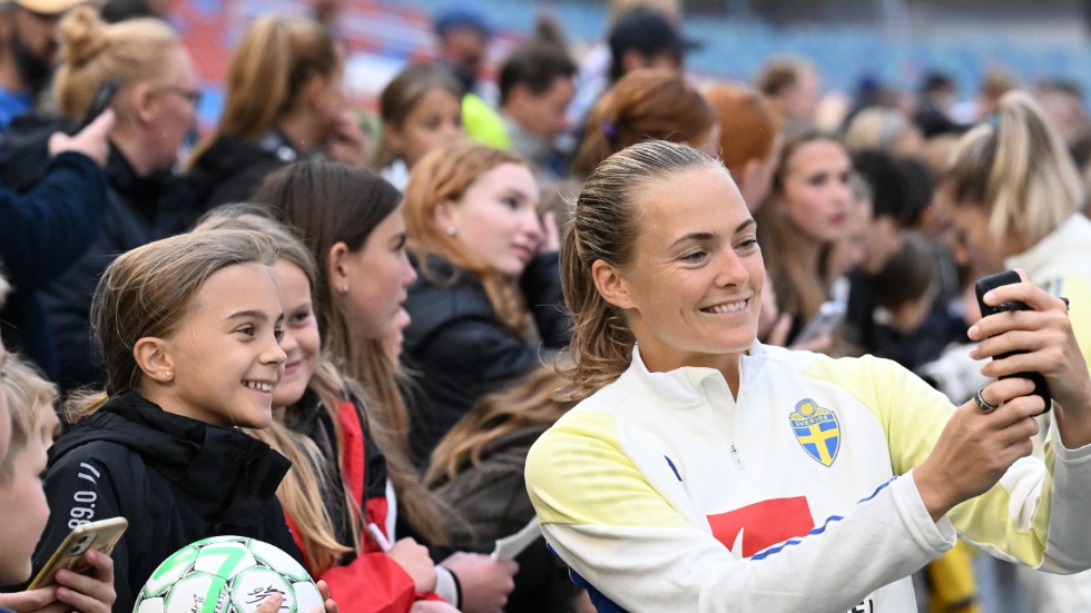 Magdalena Eriksson tillsammans med några supportrar under en av damlandslagets träningar i Göteborg förra veckan.