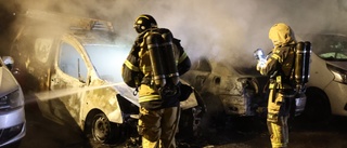 Bilar förstörda i brand under morgonen – polisen misstänker brott
