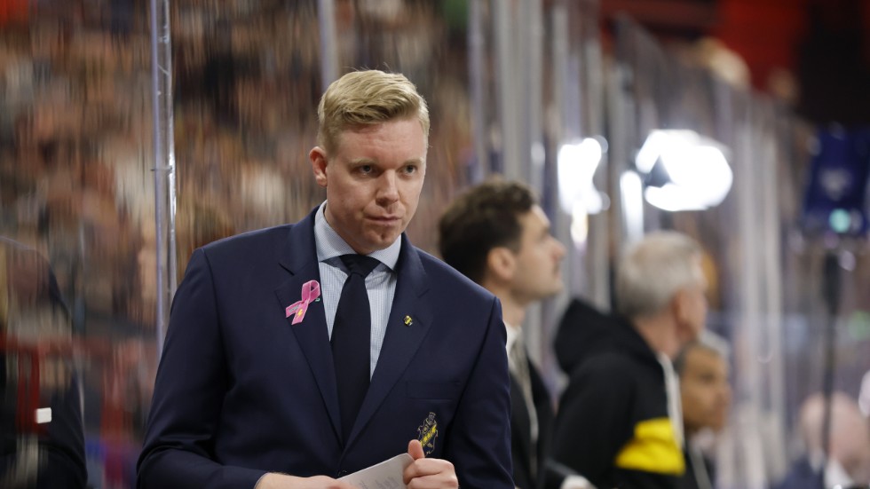 AIK:s tränare Anton Blomqvist kan missa fredagens premiär. Artkivbild.