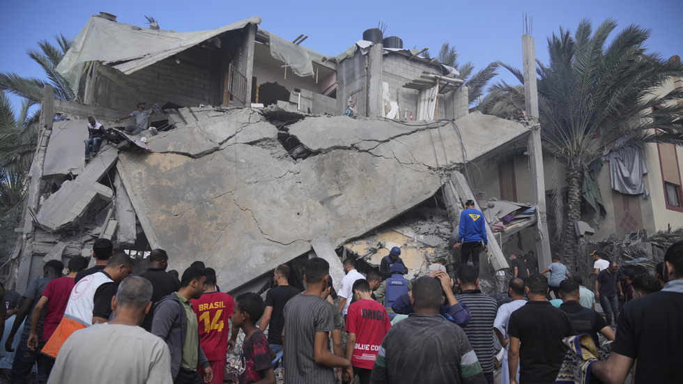 Människor vid en byggnad som förstördes av israeliska bombanfall i Dayr al-Balah i Gazaremsan i förra veckan. Arkivbild.