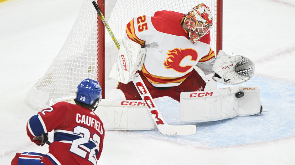 Jacob Markstrom räddar ett skott från Montreals Cole Caufield under anttens match.