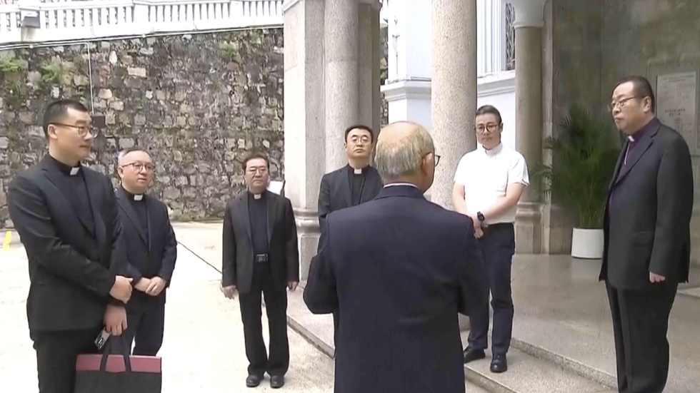 Kinas regimutvalde ärkebiskop Joseph Li, längst till höger i bild, är på historiskt besök i Hongkong.