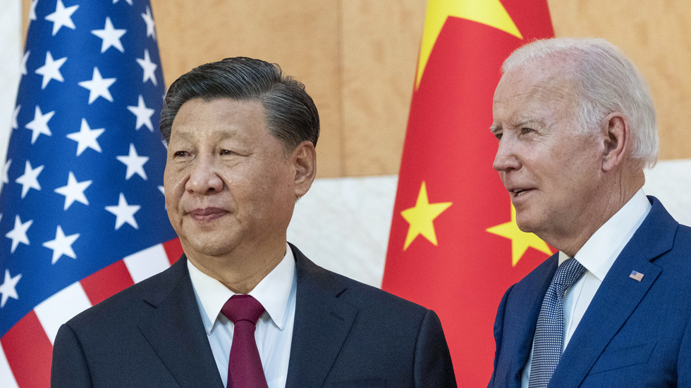 Kinas president Xi Jinping (till vänster) och USA:s dito Joe Biden vid ett möte på Bali förra året.
