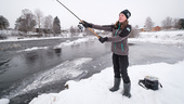 Emma Engman går mot strömmen som fiskande tjej