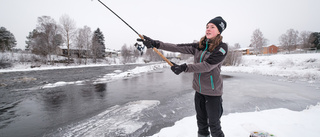 Emma Engman går mot strömmen som fiskande tjej