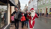 BILDEXTRA: Följ med på tomteparaden och julmarknaden
