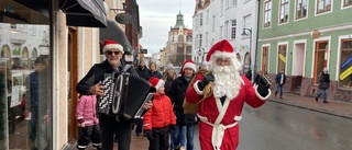 BILDEXTRA: Följ med på tomteparaden och julmarknaden