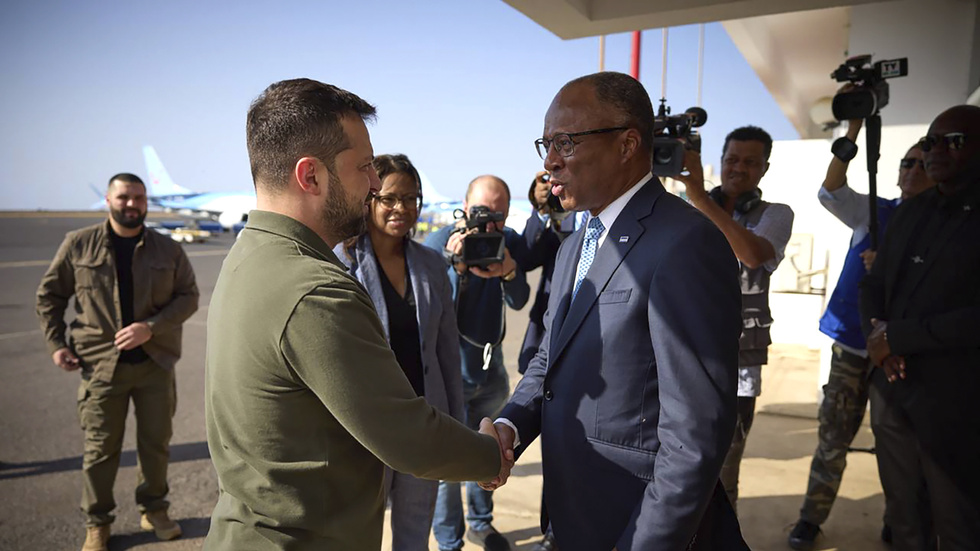 Ukrainas president Volodymyr Zelenskyj mellanlandade i Kap Verde för ett möte med premiärminister Ulisses Correia e Silva, på resan till Argentina.