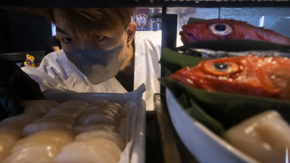 Kockarna på japanska restauranger i Hongkong förbereder sig på hur de få tag på annan fisk om regionen inför en bojkott av vissa japanska varor efter Fukushimas tömning i havet.