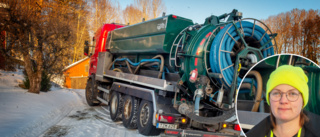 Snön stoppar sophämtningen – Stina for i diket med 30 ton slambil