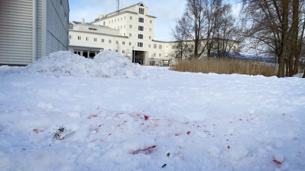 Under tisdagen är blodet från lördagens skjutning i Mjärdevi fortfarande fullt synligt.