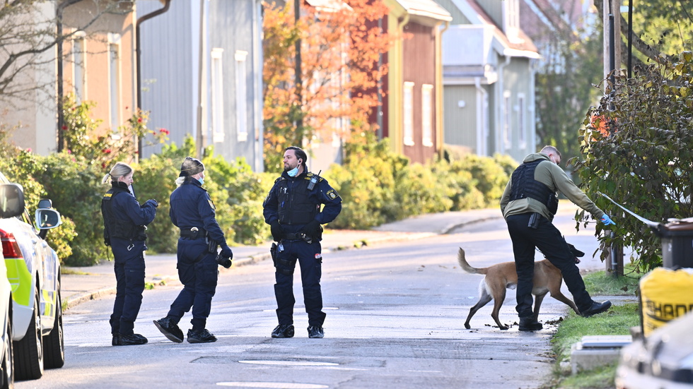 Polis på plats efter branden i Enskededalen i södra Stockholm under natten.