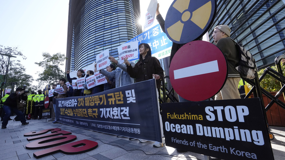 Protest i Sydkorea mot att spillvatten från Fukushima förs ut i havet.