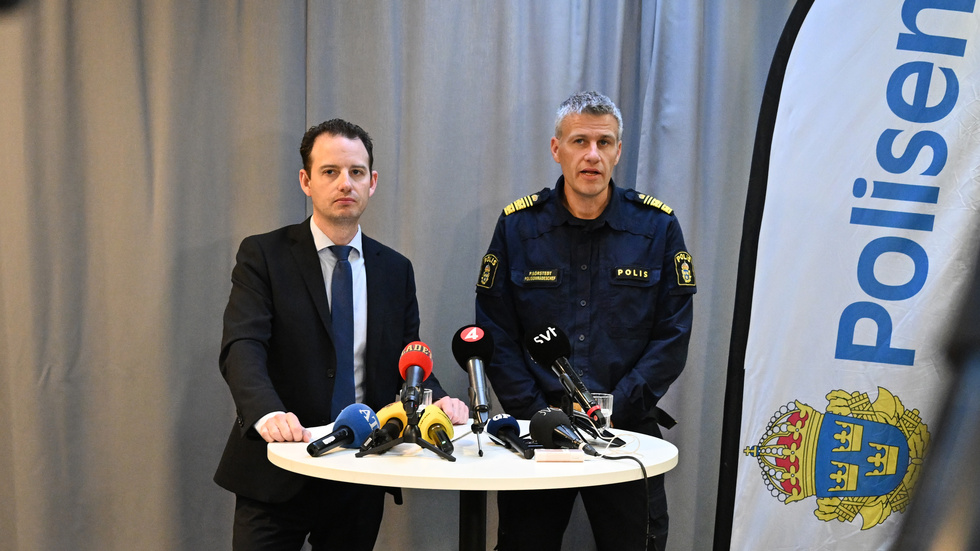 Åklagare Andreas Ekengren och polisens kommenderingschef Peter Sörstedt på en pressträff i Alingsås på söndagen.