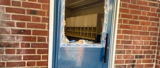 Fönster och dörr krossad på skola – hundpatrull sökte spår