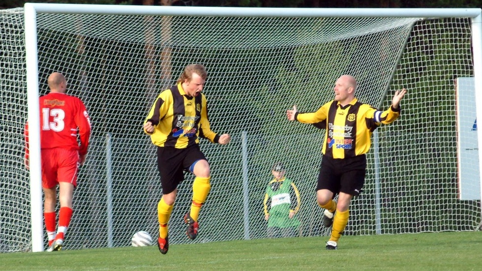 David Joahnsson och Mattias Sand jublar över ett mål för Gullringen i mötet mot Västerviks FF som slutade 3-1. 