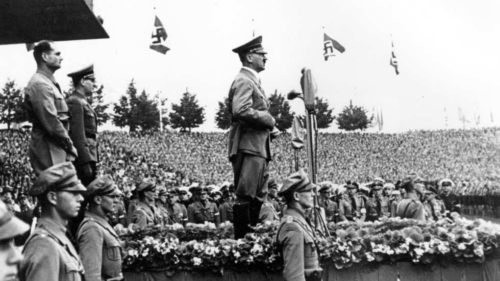 Adolf Hitler talar till över 50 000 Hitlerjugend-ungdomar i Nürnberg i september 1937.