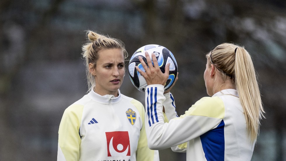 Nathalie Björn, till vänster, tycker att Sveriges kommande VM-motståndare Italien är "skitjobbiga" att möta.