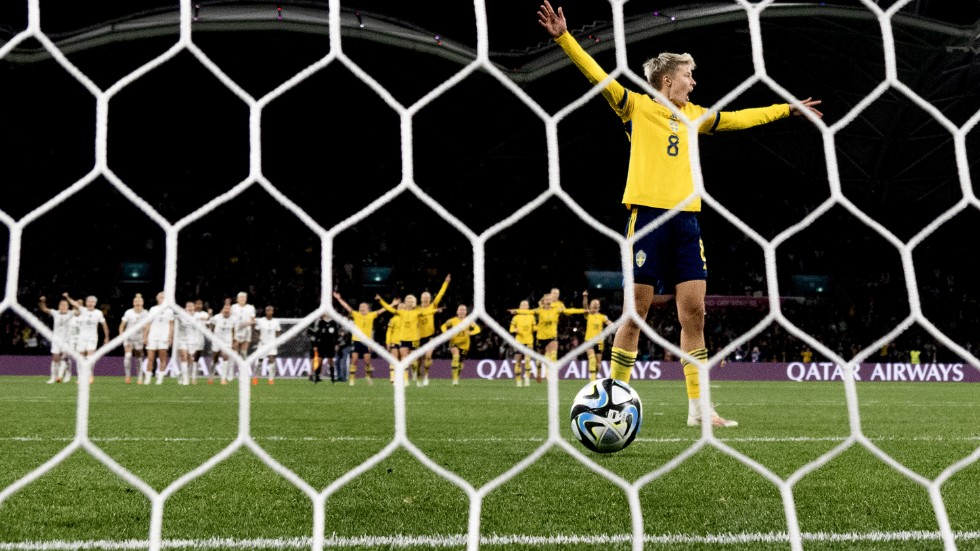 Sveriges Lina Hurtig sätter den sista och avgörande straffen i söndagens åttondelsfinal mellan Sverige och USA på Melbourne Rectangular Stadium i fotbolls-VM.
