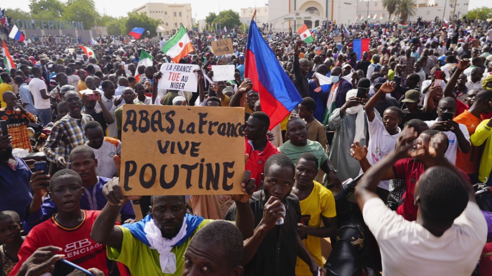 Demonstranter med ryska flaggor under en marsch i Nigers huvudstad Niamey till stöd för de kuppmakare som i förra veckan tog makten i landet.
