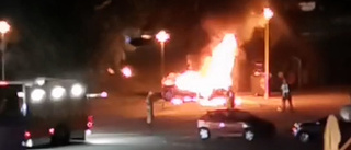 Video: Här brinner bilen på parkeringsplatsen