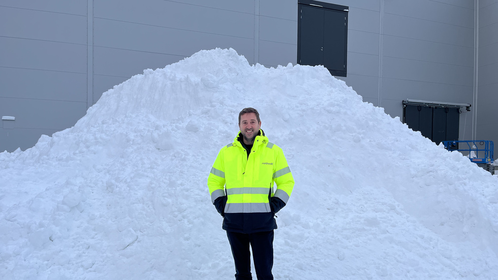 Cool Dave Hulston next to a snow mountain at Northvolt