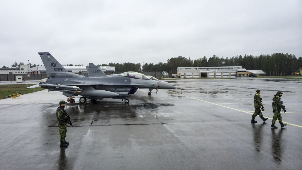 Amerikanska F16-plan uppställd på Kallax flygplats i Luleå under den stora flygövningen Arctic Challenge 2015. Arkivbild.