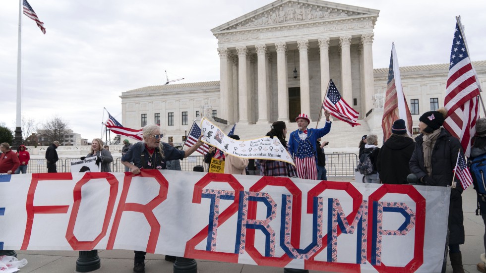Anhängare till expresident Donald Trump demonstrerar utanför Högsta domstolen i Washington DC. Bilden togs tidigare i år, på årsdagen av stormningen av kongressen den 6 januari.