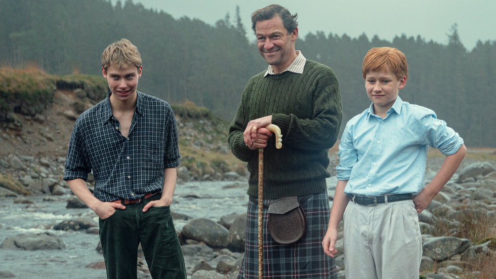 Netflix har i finalsäsongen av "The crown" återskapat den ikoniska bilden av prins Charles som poserar med sönerna i Skottland. Pressbild.