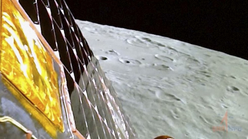 Månens yta samtidigt som den indiska farkosten Chandrayaan-3 förberedde sig för landningen på månen under onsdagen.