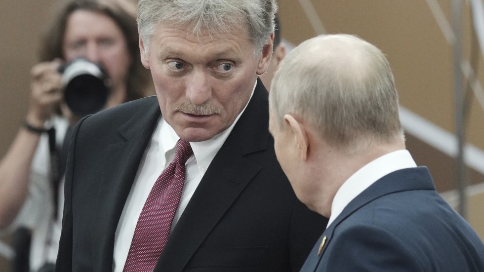 Dmitrij Peskov (mitten) tillsammans med president Vladimir Putin (höger). Arkivbild.