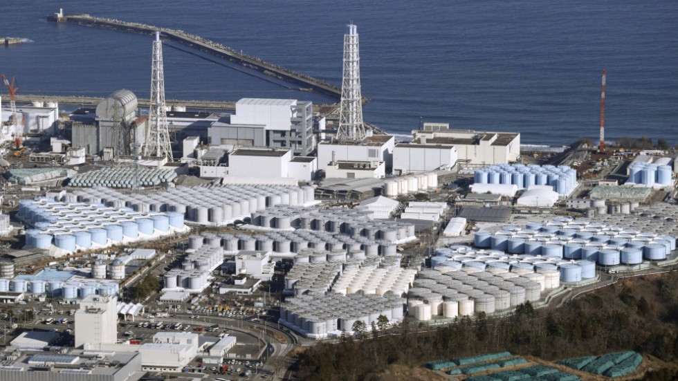 De runda vattentankarna omger det förstörda kraftverket Fukushima Dai-ichi. Bild från i vintras.