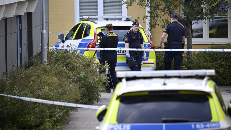 Polis, kriminaltekniker och specialsökhund på plats på Dalhem i Helsingborg på måndagen efter dödsskjutningen.