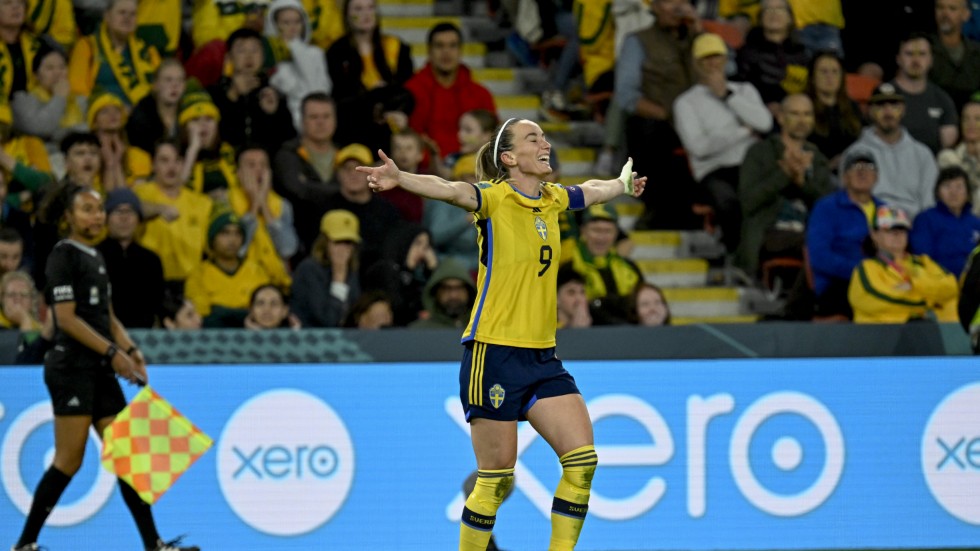 Sveriges Kosovare Asllani jublar efter sitt 2–0-mål.