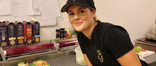 Skånska Thea, 20, blev specialist på smörrebröd i Vimmerby