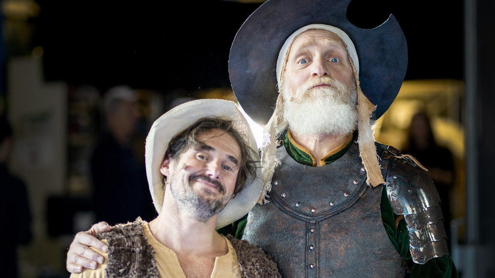 Bilden föreställer inte insändarskribenterna och språkpoliserna Roger Stark och Rolf Waltersson, däremot Sancho Panza och Don Quijote i en uppsättning av Don Quijote i Oslo 2021.