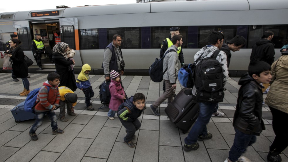 Asylsökande vid tågstationen Hyllie vid Öresundsbron under flyktingkrisen hösten 2015. Arkivbild.
