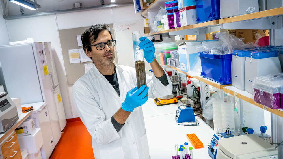 Francisco Nascimento, marinbiolog verksam vid Stockholms universitet. Här på labbet undersöker forskarna effekterna av mineralutvinning i Östersjön.